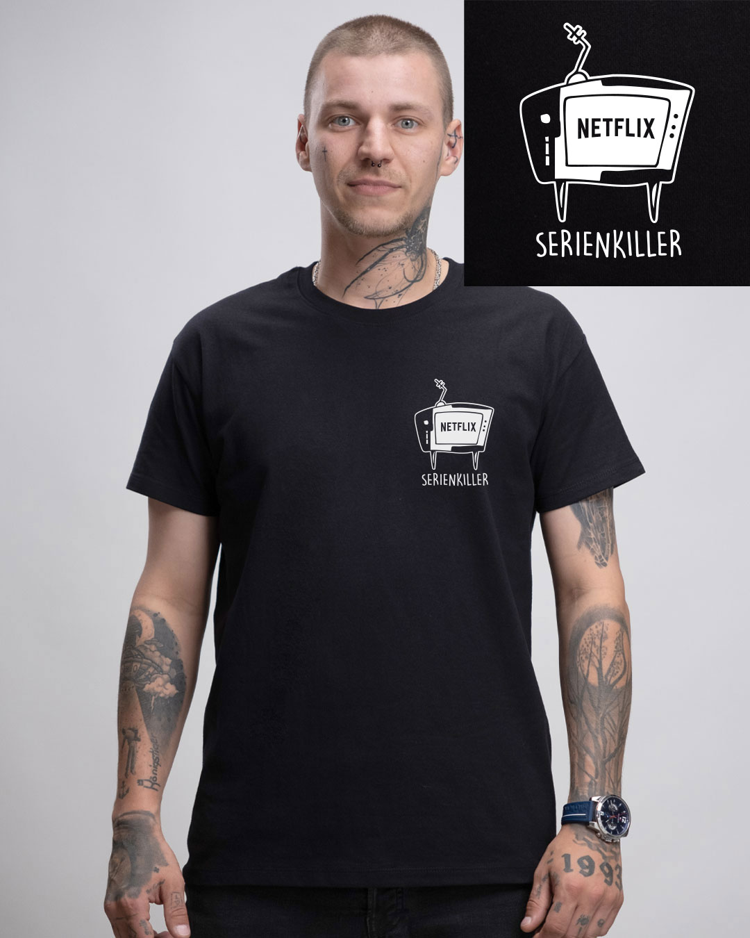 Netflix Serienkiller - Herren Ringspun Shirt - Junkie Tattoos (Black) Netflix Serienkiller - Herren Ringspun Shirt - Junkie Tattoos (Black)
