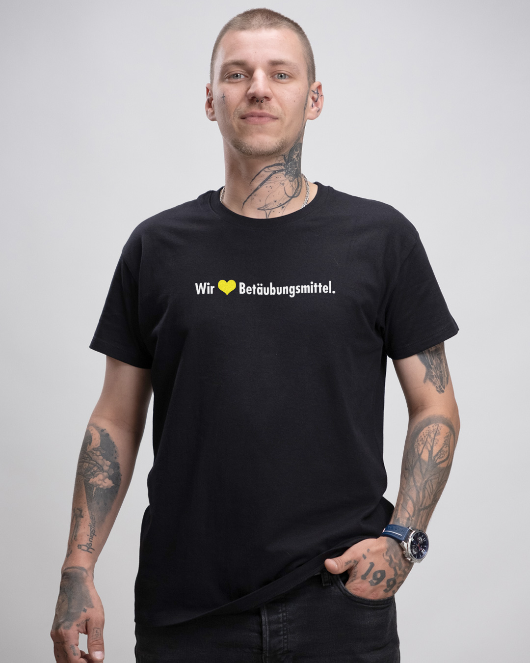 btm_herrenshirt_back_2023 Wir lieben Betäubungsmittel - Herren Basic T-Shirt - Karl Linienfeld